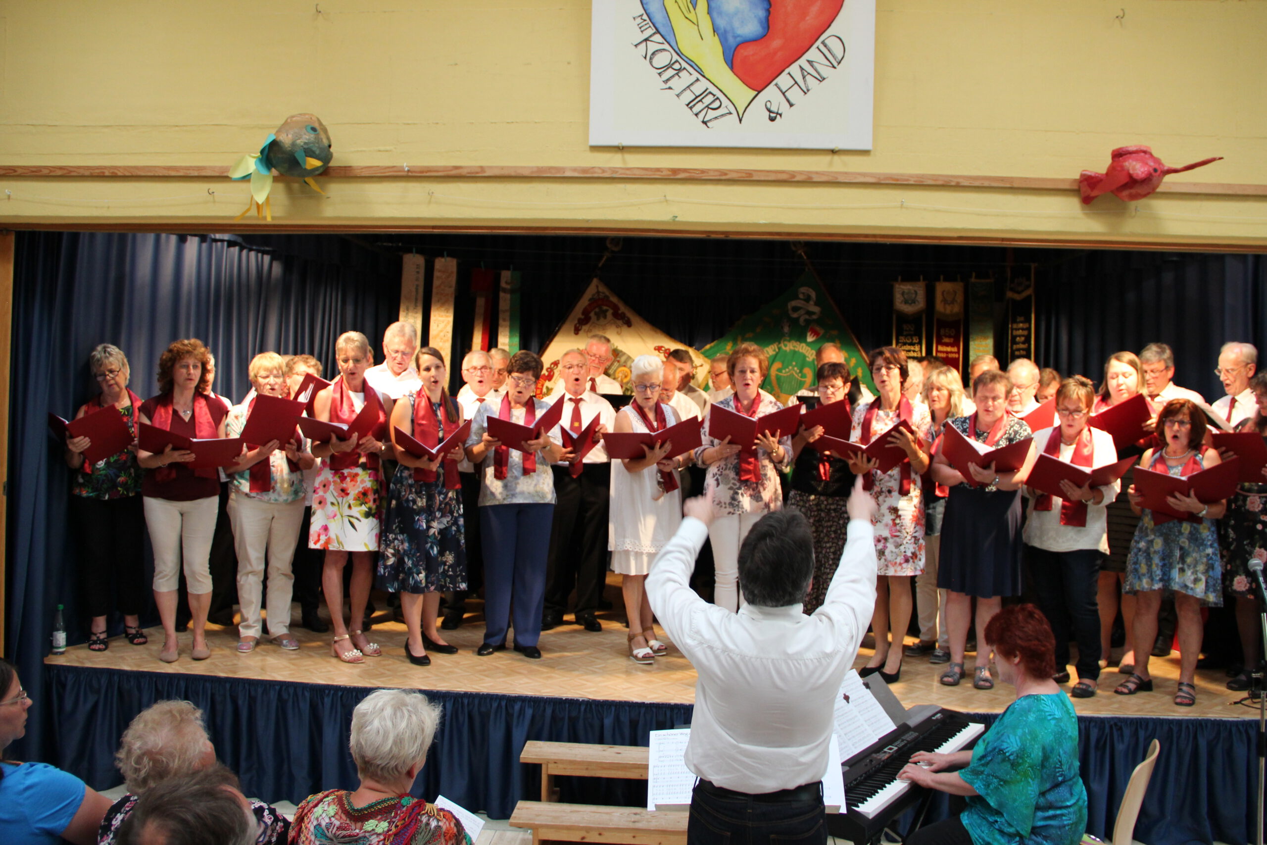 Beide Chöre der Chorgemeinschaft an der Serenade 2019 in der Grundschule Bühl